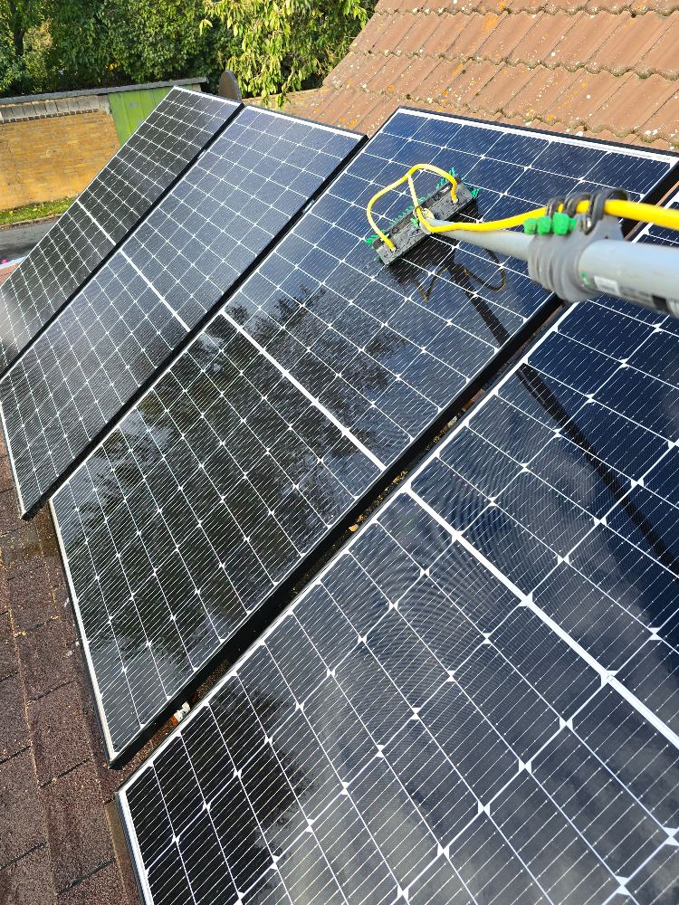Photovoltaikmodule werden mit Bürste und Reinwasser gereinigt