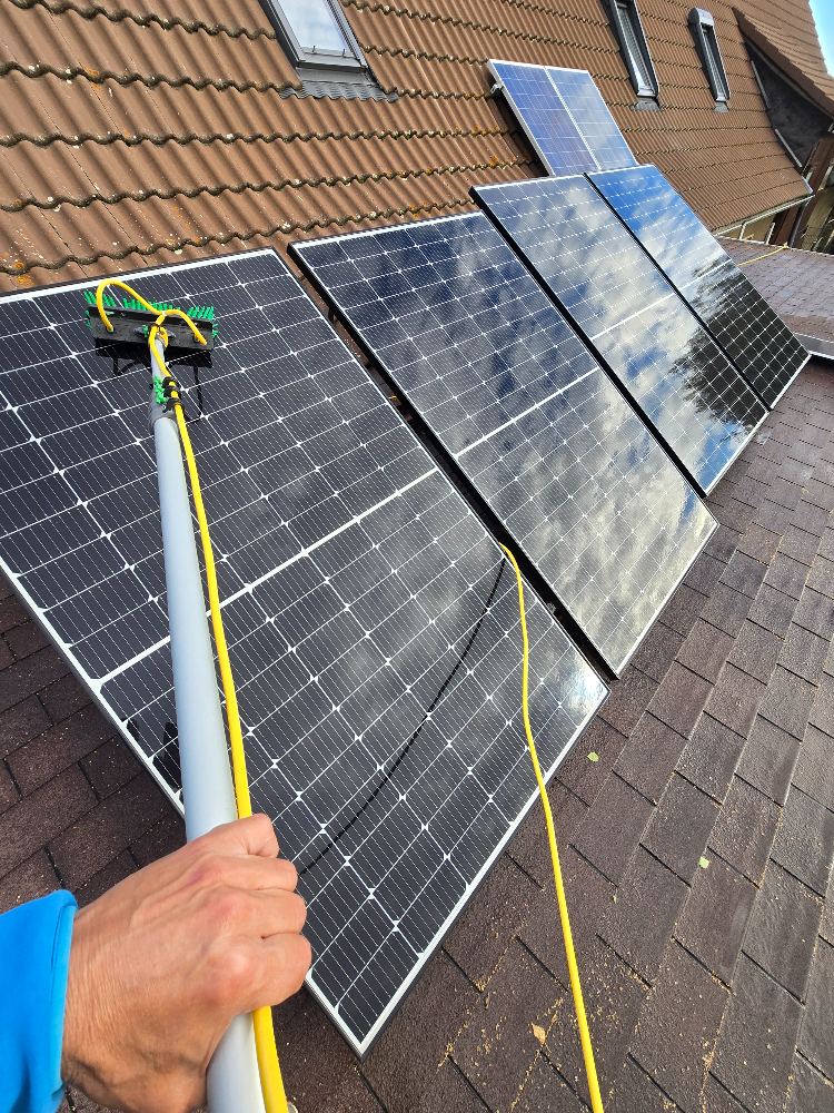 Photovoltaikmodule mit Teleskopstange und Bürste